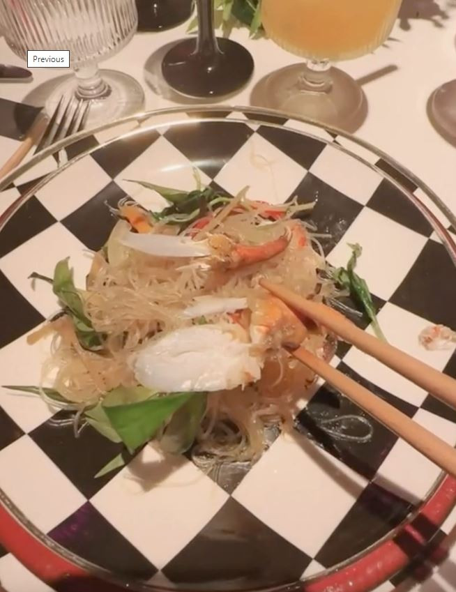 Ở phía dưới bài đăng, Đoàn Di Băng còn liên tục để lại bình luận, cho biết những món như tôm hùm, bào ngư, cua hoàng đế,... thì các bà vú ở nhà mình cũng đã ăn ngán rồi.