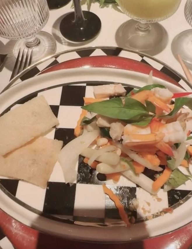 Không biết mấy bạn thấy sao chứ Băng cũng như khách của mình nghe mấy món đó là ngán luôn. Bên đó có menu Tây và Việt. Băng không biết ăn đồ Tây nên thống nhất chọn món Việt. Ở đây làm đồ Việt siêu ngon. Cái menu mà mấy bạn bảo bèo đó cũng gần 5 triệu/khách bao gồm nước uống đấy. Khách dự ai cũng khen ngon, bảo lâu lâu được ăn mấy món này ngon thật. Khách không được mời mà cứ ở nhà chê, rõ khổ ghê". Nữ đại gia Di Băng cho biết thêm.