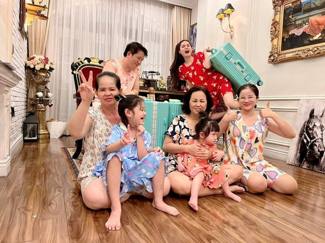 Các bà vú cũng được đi lại bằng siêu xe, ở khu nghỉ dưỡng cao cấp cùng gia đình Di Băng mỗi lần đi du lịch.