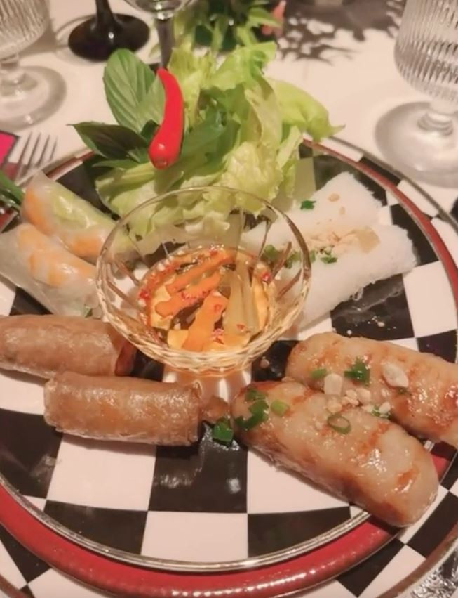 Trong đó gồm 888 triệu đồng cho tiền trang phục và hơn 300 triệu đồng tiệc mời bạn bè, người thân của nữ đại gia quận 7.