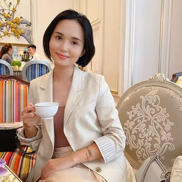 Trên người chị gái Quỳnh Anh luôn có một món đồ hiệu nào đó xuất hiện trong khung hình, như chiếc vòng tay J'adior trên tay người đẹp chẳng hạn.