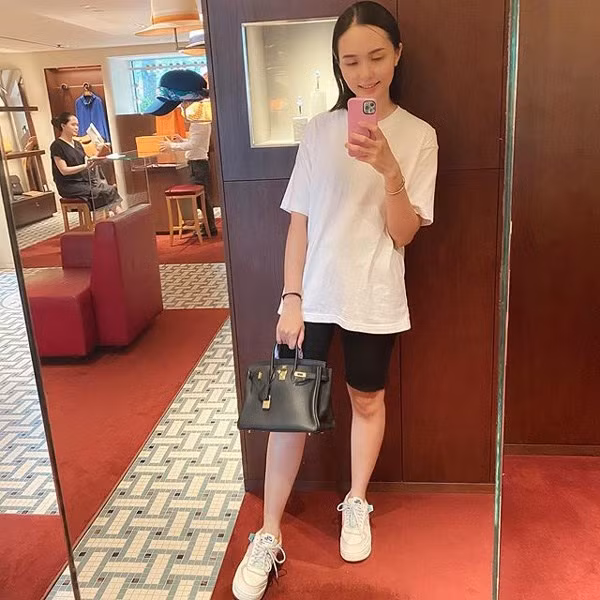 Có lẽ bất kỳ ai cũng phải choáng ngợp khi biết được giá trị thật của mẫu túi Hermes Birkin mà chị vợ cầu thủ Duy Mạnh sở hữu