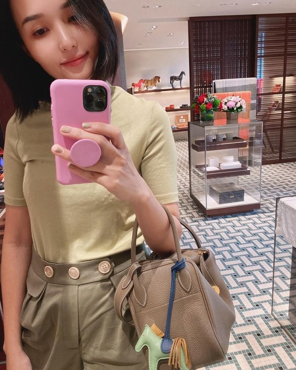 Huyền Mi cũng từng khoe thêm một chiếc túi đắt đỏ đến từ nhà mốt cao cấp Hermes. Và giá của sản phẩm này dĩ nhiên cũng chẳng hề rẻ.