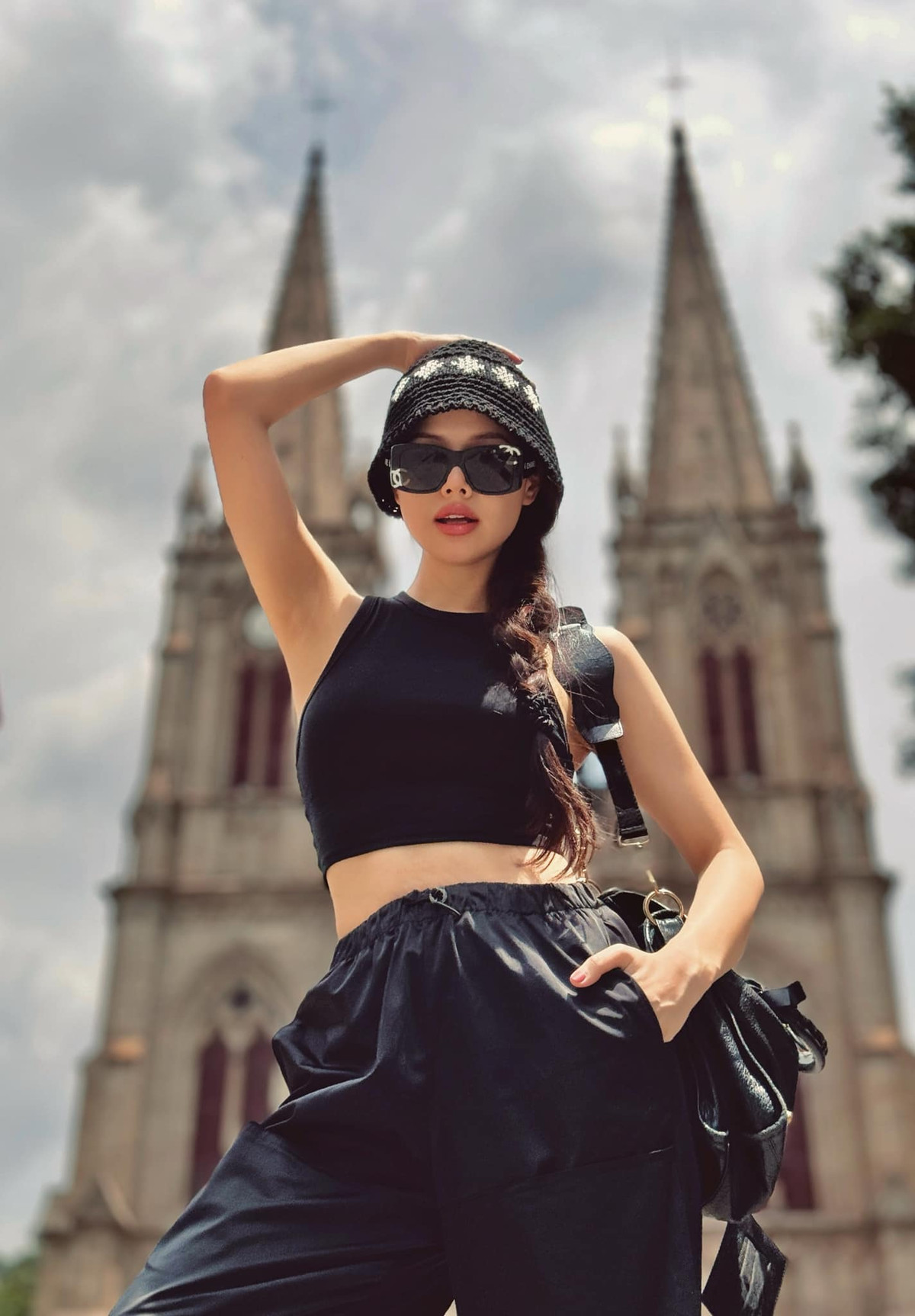 Lấy lại số đo gần bằng thời chưa sinh nở, bà mẹ hai con thích mặc áo phom ôm phong cách thể thao khỏe khoắn, kết hợp quần hở rốn.