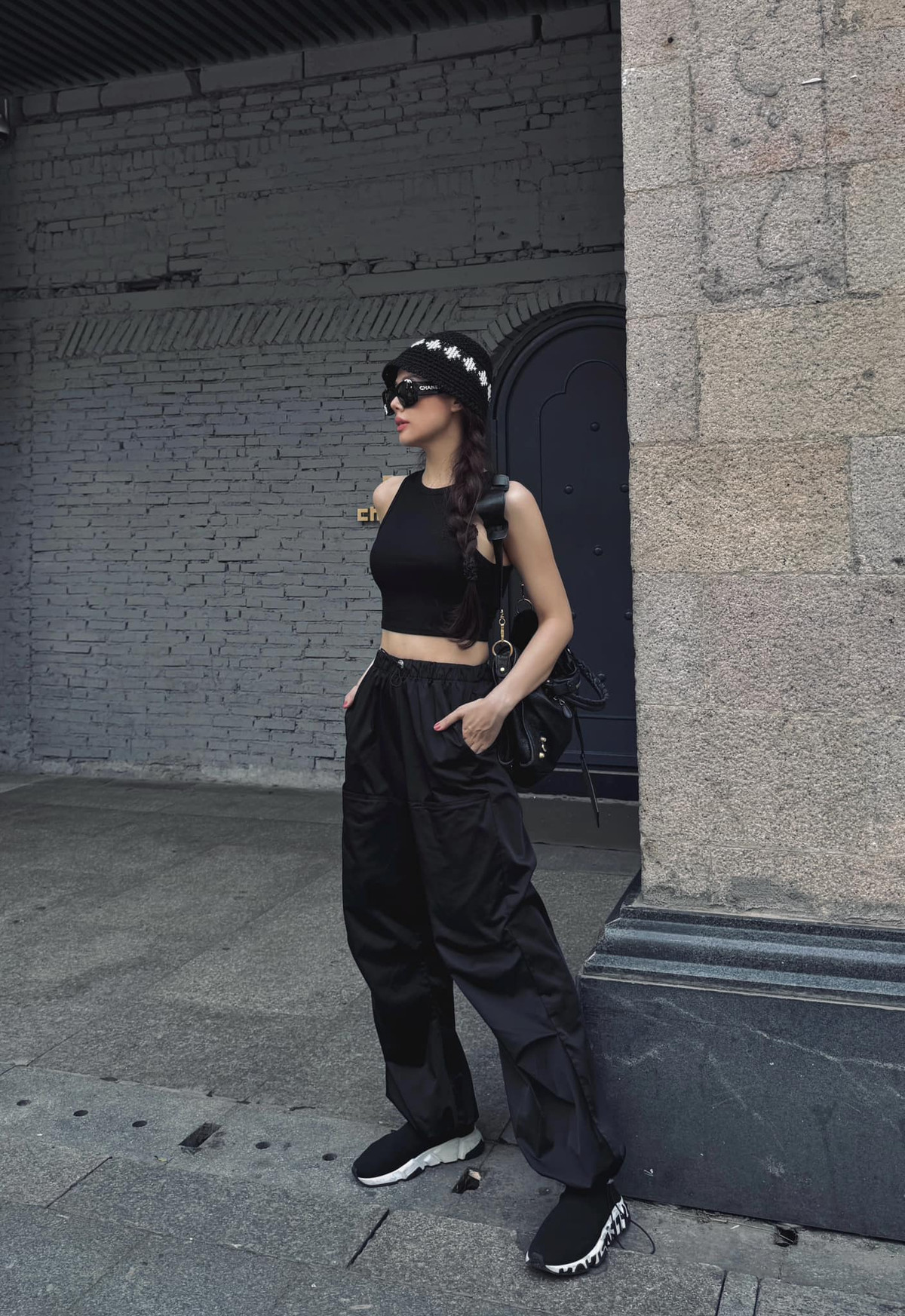 Trang phục khoe eo được nàng dâu hào môn chưng diện trong chuyến du lịch Trung Quốc gần đây.