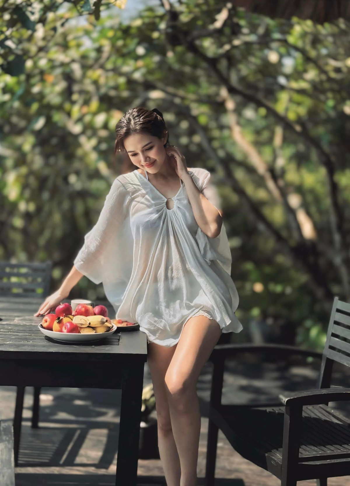 Theo dõi trang cá nhân của Phanh Lee thời gian qua có thể thấy, cô nàng sắm nhiều mẫu áo crop top hở eo cùng quần ống rộng để trông thanh thoát, cao ráo hơn.