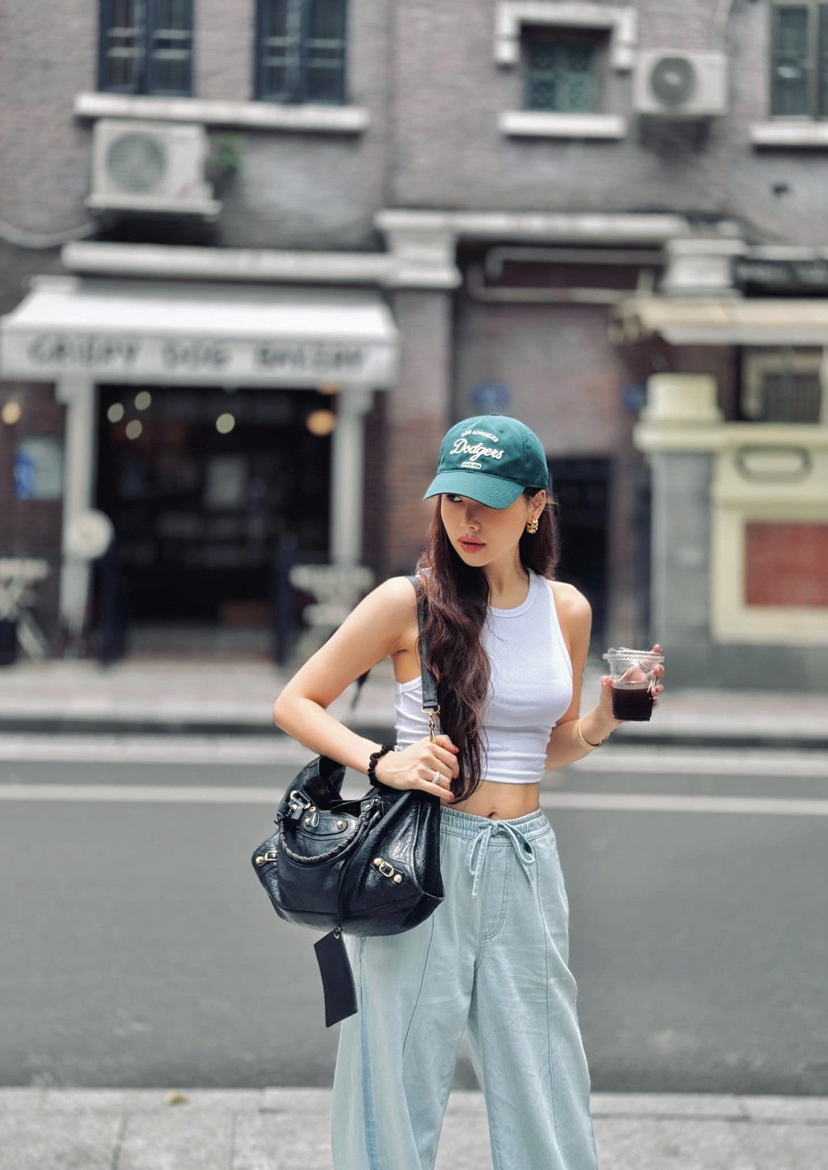 Với cân nặng khoảng 50 kg, Phanh Lee trông gọn gàng, năng động.