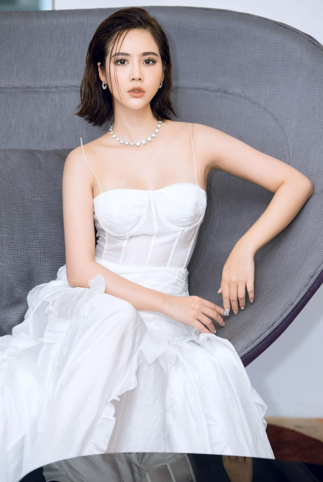 Không chỉ được khen ngợi về gu thời trang phá cách mà sắc vóc quá trẻ trung của Huyền Lizzie cũng được đánh giá cao.