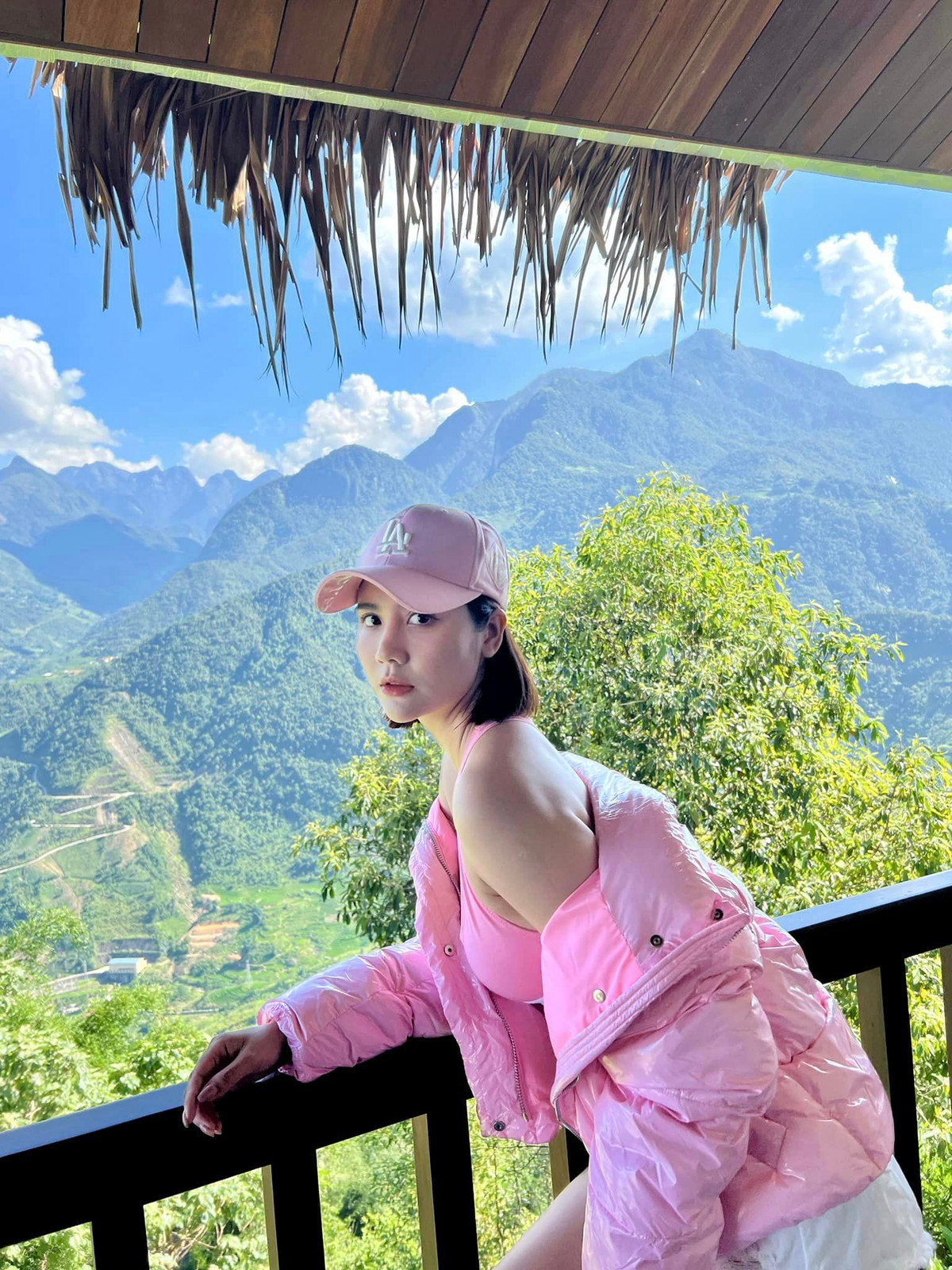 Sau đó, để vượt qua cái mác “hot girl” Huyền Lizzie đã ghi dấu tài năng của mình qua các bộ phim như: “Bộ tứ 10A8”, “Lời thú nhận của Eva”, “Trái tim có nắng”, “Chạy trốn thanh xuân”, “Tình yêu và tham vọng”, “Thương ngày nắng về”...