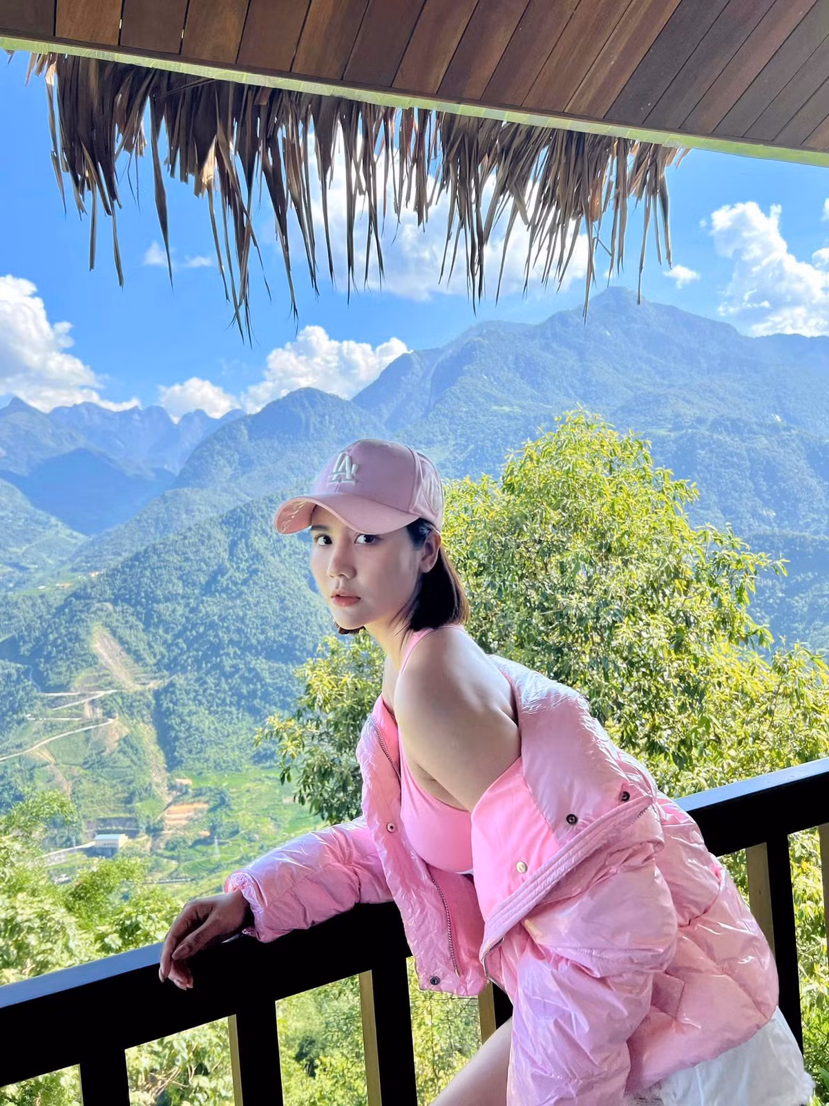 Sau đó, để vượt qua cái mác “hot girl” Huyền Lizzie đã ghi dấu tài năng của mình qua các bộ phim như: “Bộ tứ 10A8”, “Lời thú nhận của Eva”, “Trái tim có nắng”, “Chạy trốn thanh xuân”, “Tình yêu và tham vọng”, “Thương ngày nắng về”...