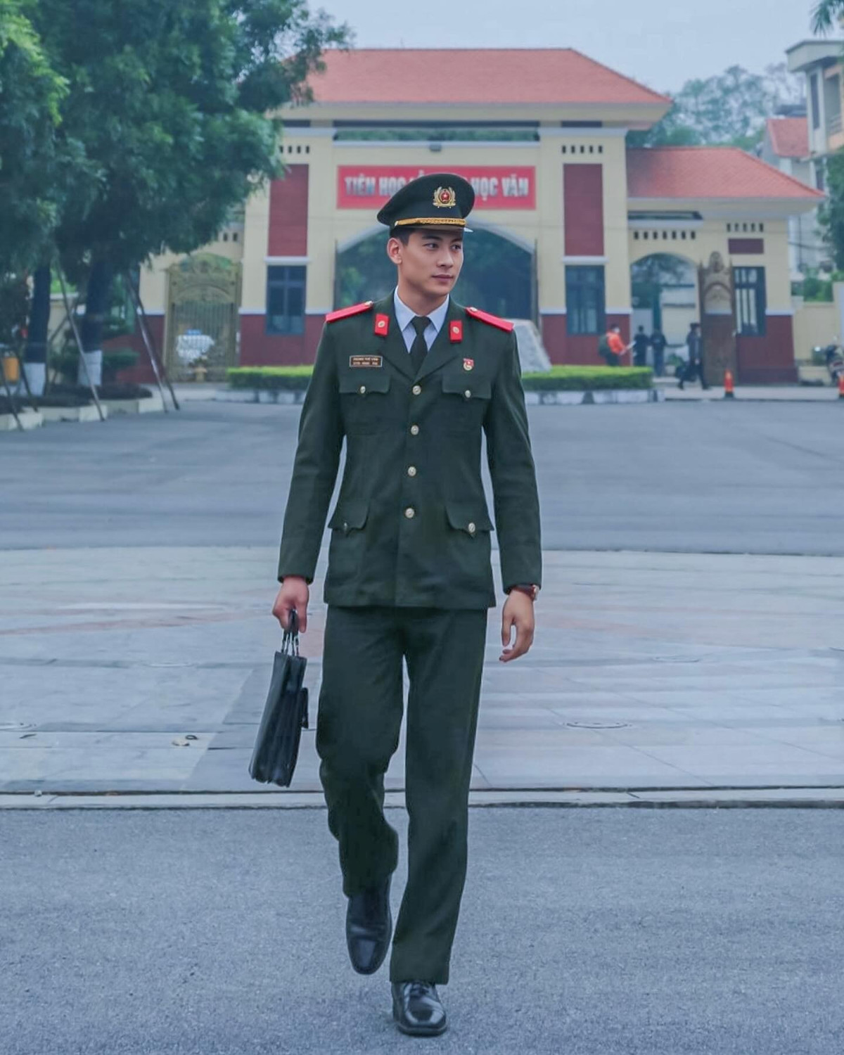 Sau 5 năm nổi tiếng, Thế Văn vẫn giữ được visual vô cùng sắc nét với chiều cao 1m85 và tổng thể cân đôi. Khi lên sóng truyền hình năm 2020, nam quân nhân này tiết lộ chưa có người yêu.