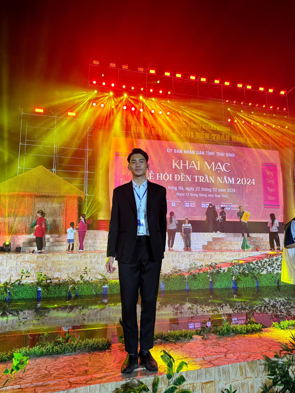 Ngày thường, Thế Văn cũng rất tích cực tham gia các phong trào đoàn đội và thể dục thể thao. Trai đẹp có hàng chục nghìn lượt theo dõi trên MXH nhưng vẫn để trạng thái "độc thân" khiến dân mạng tò mò không biết: Hoa này đã có chủ hay chưa?