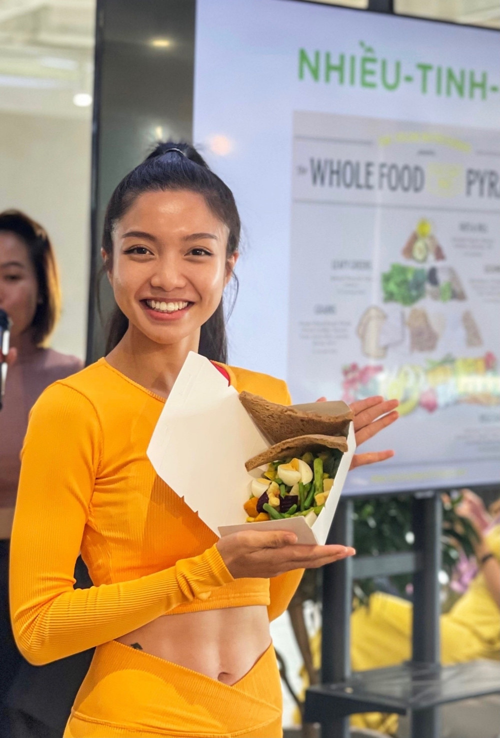 Bên cạnh công việc cố định là tiếp viên hàng không tại VNA, Thùy Trinh đồng thời cũng là gương mặt quen thuộc xuất hiện ở nhiều TVC quảng cáo của các nhãn hàng nổi tiếng trong nước.