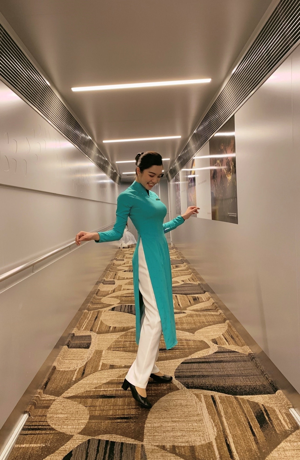 Võ Lê Thùy Trinh hiện là nữ tiếp viên hàng không của hãng hàng không Quốc gia - Vietnam Airline. Cô nàng gây ấn tượng nhờ ngoại hình xinh đẹp với gương mặt thanh tú