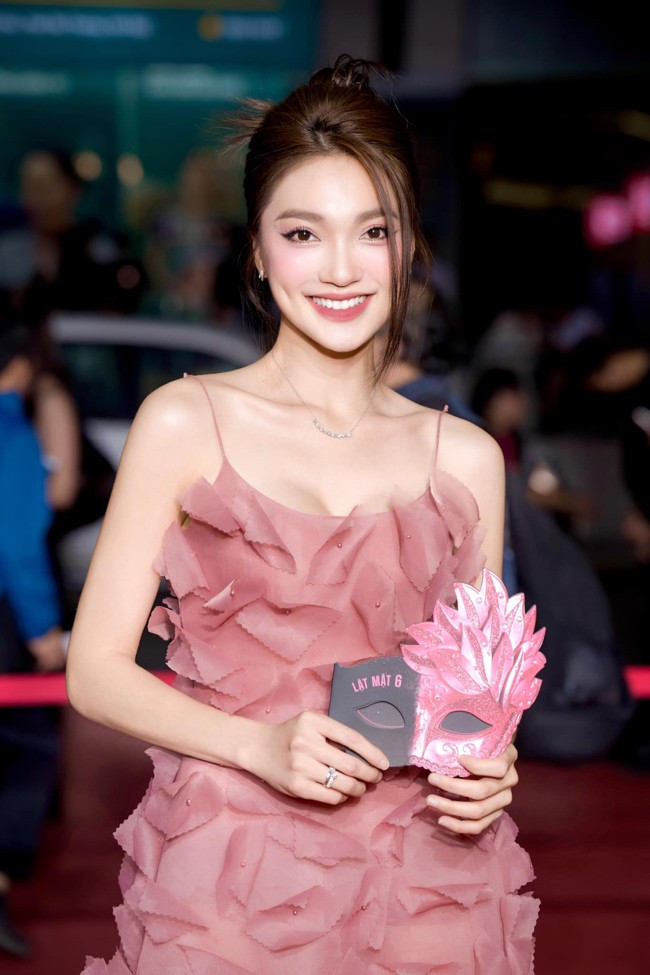 Điểm cuốn hút nhất ở người đẹp Nghệ An là nụ cười tỏa nắng. Cô nàng có nụ cười đẹp, dễ gây thiện cảm với người đối diện ngay từ cái nhìn đầu tiên.