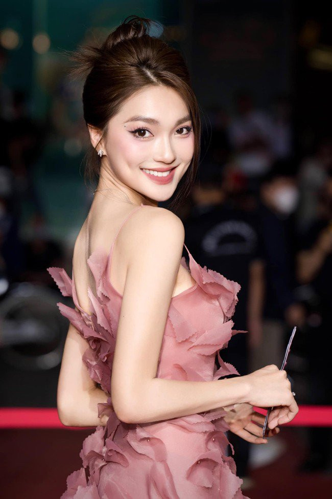 Ngọc Nữ luôn xuất hiện với hình ảnh chỉn chu, thanh lịch, trang nhã. Đó cũng là hình ảnh người đẹp xứ Nghệ tích cực xây dựng. Sức hút của cô nàng tỏa ra từ phong thái điềm đạm, dịu dàng.