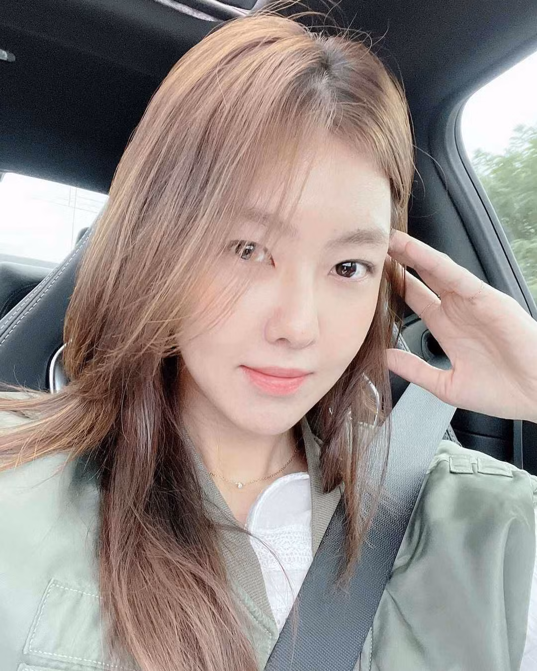 Vợ của Kim Young-gwon tên là Park Se-jin. Cả hai gặp nhau lần đầu tiên trên một chuyến bay mà cô Park là tiếp viên hàng không.