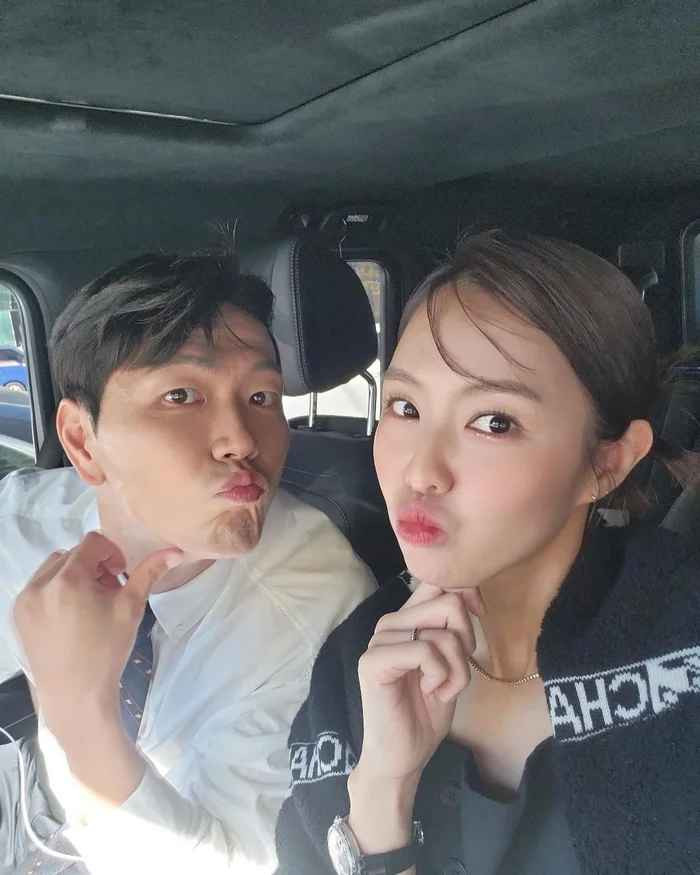 Kim Young-gwon sinh năm 1990 và hiện là hậu vệ đang chơi cho CLB Ulsan Hyundai. Anh cưới vợ khá sớm, vào cuối năm 2014.