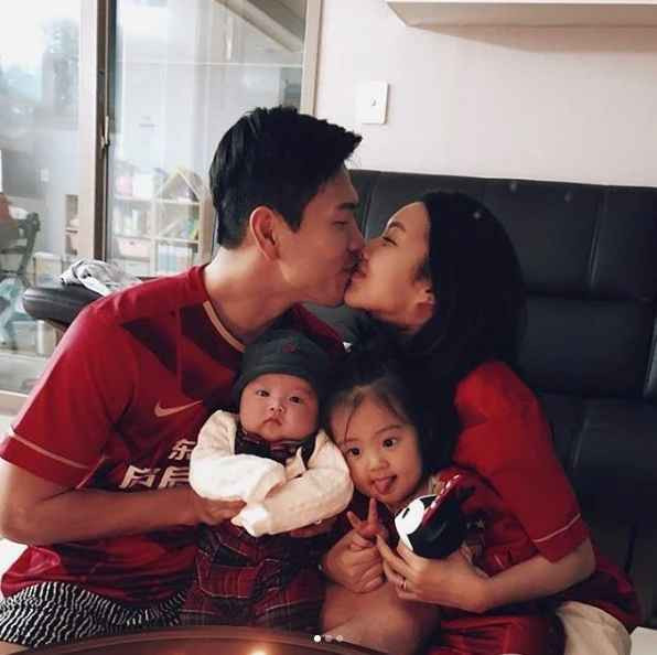 Đến hiện tại, hai vợ chồng tuyển thủ Hàn Quốc đã có 3 người con chung với nhau. Bình thường mỗi khi ghi bàn, cầu thủ họ Kim vẫn thường hôn lên cánh tay có hình xăm tên của vợ và các con.