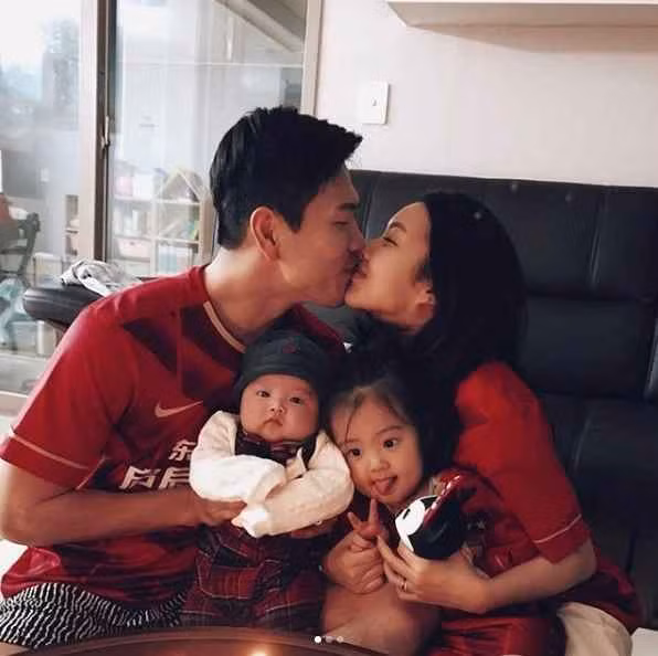 Đến hiện tại, hai vợ chồng tuyển thủ Hàn Quốc đã có 3 người con chung với nhau. Bình thường mỗi khi ghi bàn, cầu thủ họ Kim vẫn thường hôn lên cánh tay có hình xăm tên của vợ và các con.