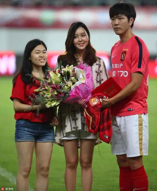 Trên trang cá nhân, đa phần cầu thủ này chỉ đăng hình của các con và vợ mình. Đôi khi còn có những tấm ảnh selfie của vợ với những lời khen ngợi hào phóng. Chừng đó cũng đủ hiểu Kim Young-gwon trân trọng hôn nhân và yêu vợ đến thế nào.