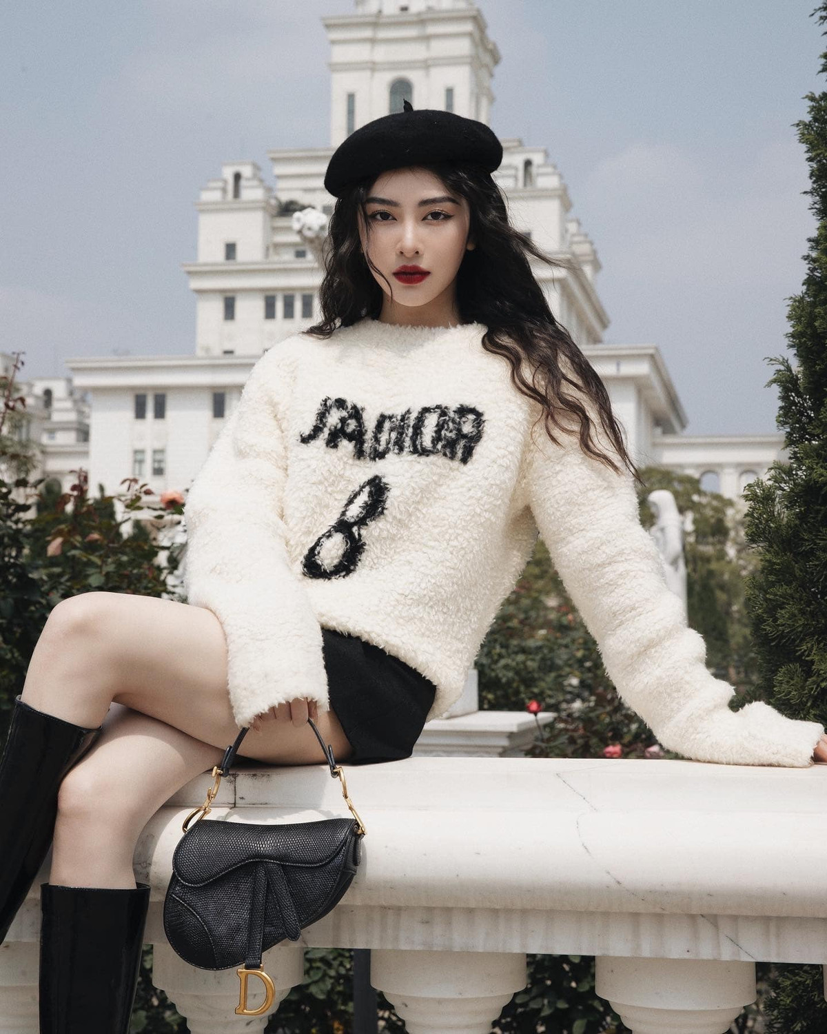 Chính vì điều trên mà thông tin Trương Diệu Linh sở hữu một căn biệt thự trị giá 30 tỷ cùng nhiều tài sản giá trị như siêu xe Porsche, túi xách hàng hiệu, mỹ phẩm đắt tiền… khiến nhiều người hoài nghi.