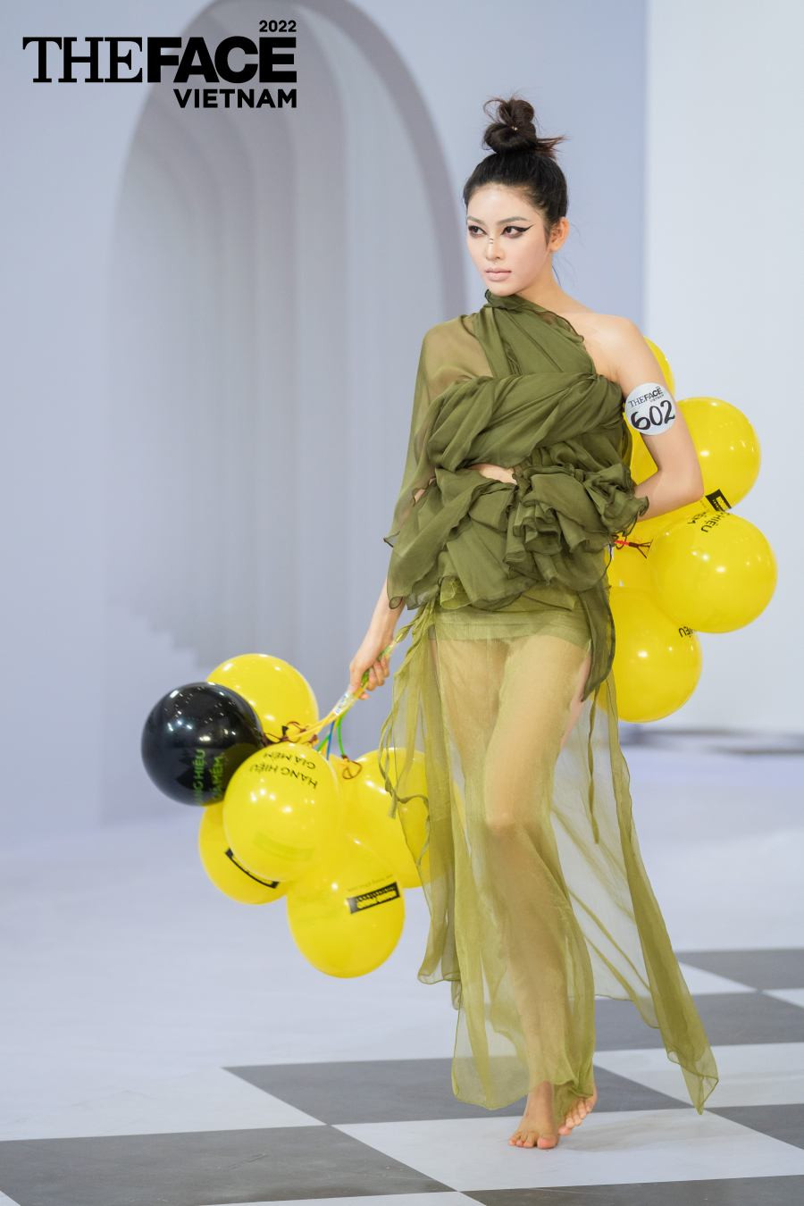 Ngoài tiết mục múa đương đại, Trương Diệu Linh đã biến tấu trang phục cổ trang thành một outfit ấn tượng để thực hiện những bước đi catwalk chân trần đẹp mắt.