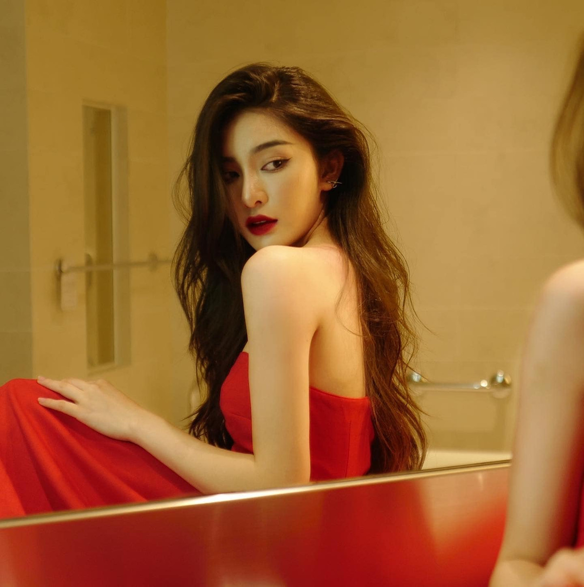 Một số bình luận ác ý còn cho rằng Diệu Linh chỉ là “bình hoa di động”, “ngoài khuôn mặt ra thì tài năng không có gì, không tìm được công việc tử tế nên chả bao giờ đăng ảnh về công việc”.