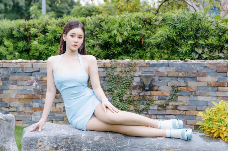 Chiếc váy ôm này còn được gọi bằng tên "váy Quỳnh Búp Bê" khi xuất hiện trong bộ phim cùng tên. Chất liệu co giãn giúp tôn lên đường cong người mặc một cách triệt để.