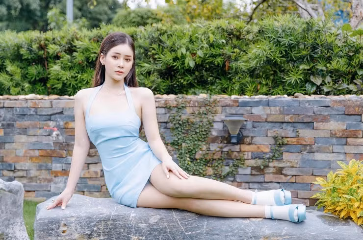 Chiếc váy ôm này còn được gọi bằng tên "váy Quỳnh Búp Bê" khi xuất hiện trong bộ phim cùng tên. Chất liệu co giãn giúp tôn lên đường cong người mặc một cách triệt để.