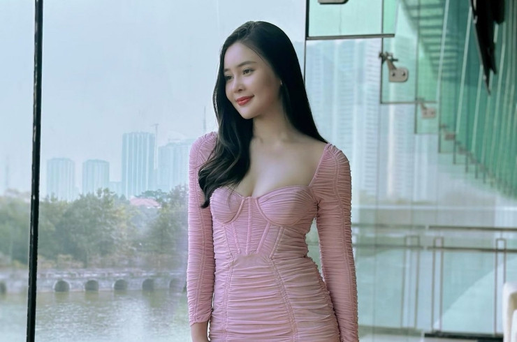 Cùng với nhan sắc ngọt ngào, Thảo Nguyên còn sở hữu gu thời trang ấn tượng. Cô nàng xây dựng cho mình phong cách nữ tính, không kém phần quyến rũ, nóng bỏng.