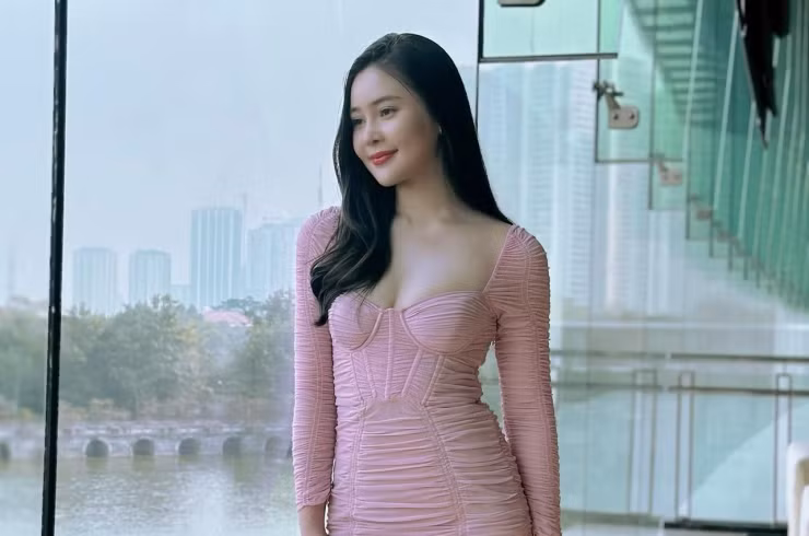 Cùng với nhan sắc ngọt ngào, Thảo Nguyên còn sở hữu gu thời trang ấn tượng. Cô nàng xây dựng cho mình phong cách nữ tính, không kém phần quyến rũ, nóng bỏng.