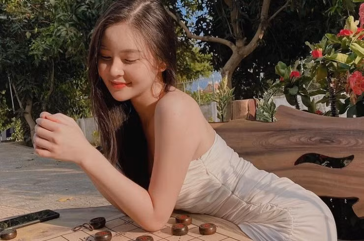 Váy có thể là đơn sắc hoặc có nhiều hoạ tiết khác nhau. Những chi tiết tay dài, đan dây, cut out, xếp ly... được sử dụng phổ biến trên kiểu váy này.