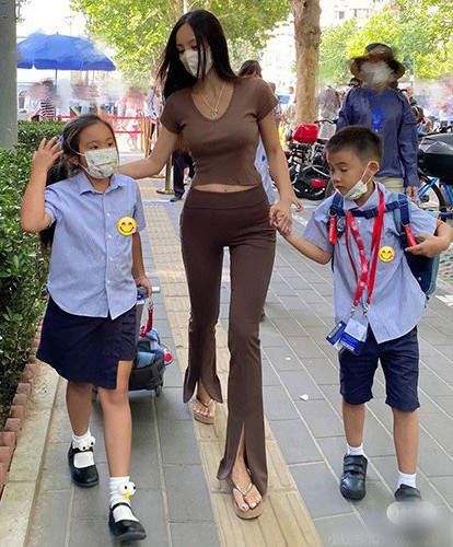 Chỉ là đưa con đi học thôi nhưng những hot mom vẫn phải lên đồ đẹp miễn chê.