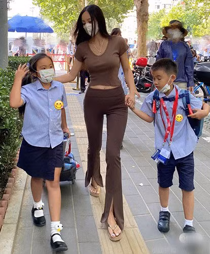 Chỉ là đưa con đi học thôi nhưng những hot mom vẫn phải lên đồ đẹp miễn chê.