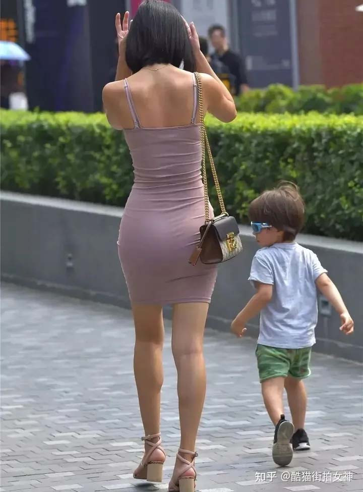 Bà mẹ trẻ này diện thiết kế váy ôm sát cơ thể phối với giày sandal gót đế tròn, to để tạo sự thoải mái trong quá trình di chuyển.