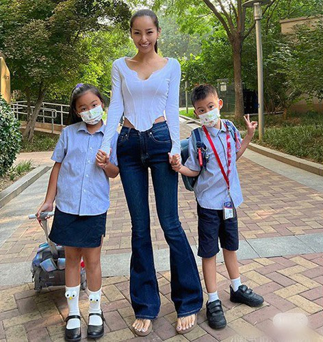 Dưới phần bình luận, bên cạnh những lời khen thì cũng có một số ý kiến cho rằng những hot mom này có thời gian để chăm chút cho bản thân có lẽ là do họ điều kiện kinh tế khá giả và không phải bộn bề, lo toan chuyện nội trợ.