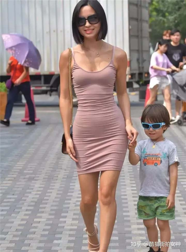 Không ít hot mom nhận được lời khen ngợi nhờ ngoại hình xinh đẹp, gu ăn vận tôn vóc dáng khi đưa con tới trường.