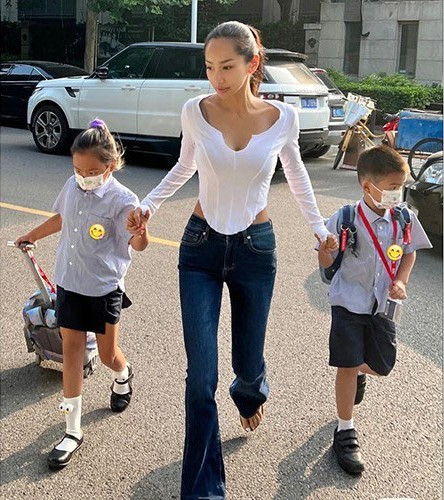 Chẳng cần diện đồ hở, một số phụ huynh ghi điểm nhờ phong cách gọn gàng, chỉn chu.