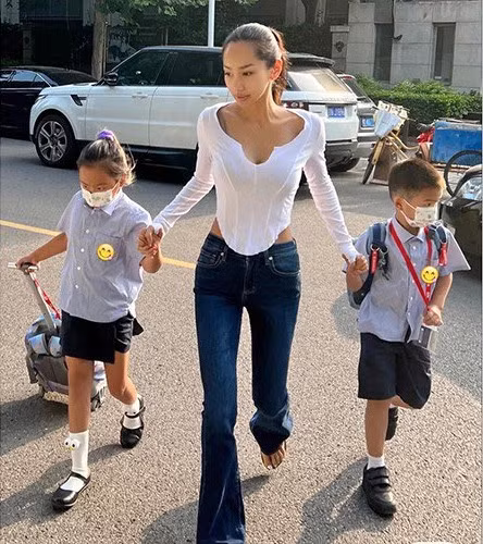 Chẳng cần diện đồ hở, một số phụ huynh ghi điểm nhờ phong cách gọn gàng, chỉn chu.