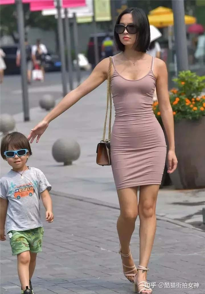 Xuất hiện nhiều bà mẹ trẻ gây chú ý khi đưa con đến lớp Xuat hien nhieu ba me tre gay chu y khi dua con den lop