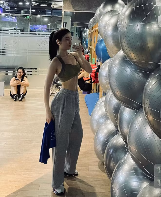 Dù không thấy mặt nhưng ai nấy đều mải chú ý vào đôi chân dài miên man, làn da trắng không tì vết cùng vòng 3 xịn xò của bạn gái mới của Quang Hải.