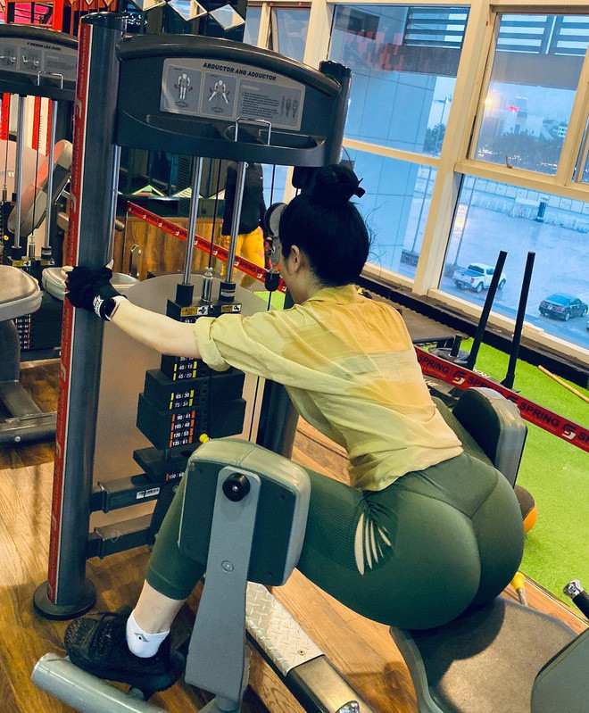 Trên trang cá nhân của mình, Thanh Huyền vừa khoe khéo body lại vừa chứng minh vóc dáng là do tập tành mà có.