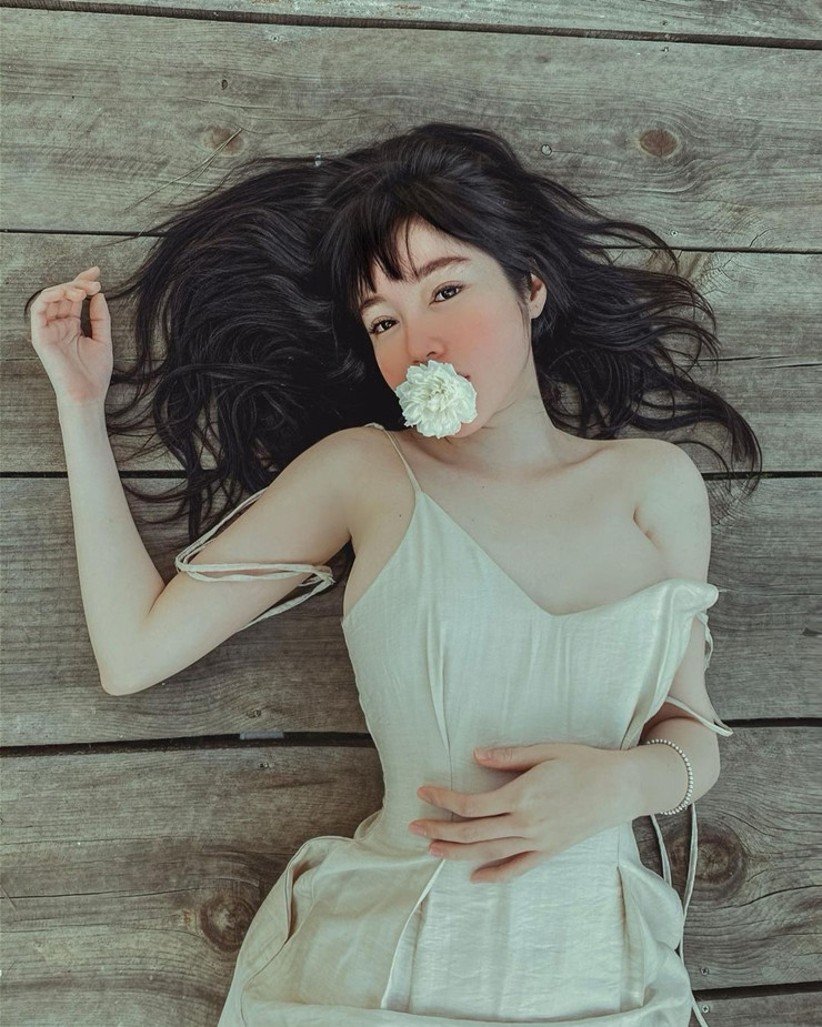 Trên trang cá nhân, Elly Trần thường đốt mắt người xem bằng body đồng hồ cát nóng bỏng.