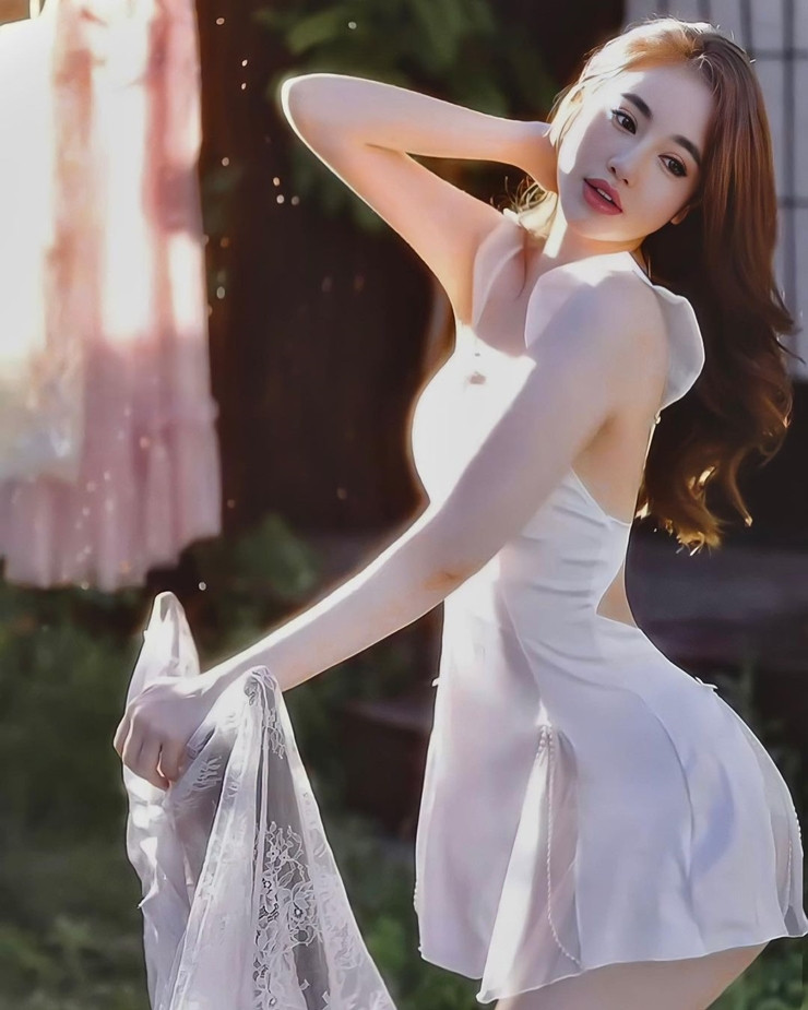 Hot girl Elly Trần vốn nổi tiếng trong showbiz Việt với phong cách gợi cảm. Hiện tại, người đẹp vẫn giữ được hình ảnh gợi cảm thương hiệu. Dù cô hiện đang 35 tuổi và đã là mẹ 2 con.