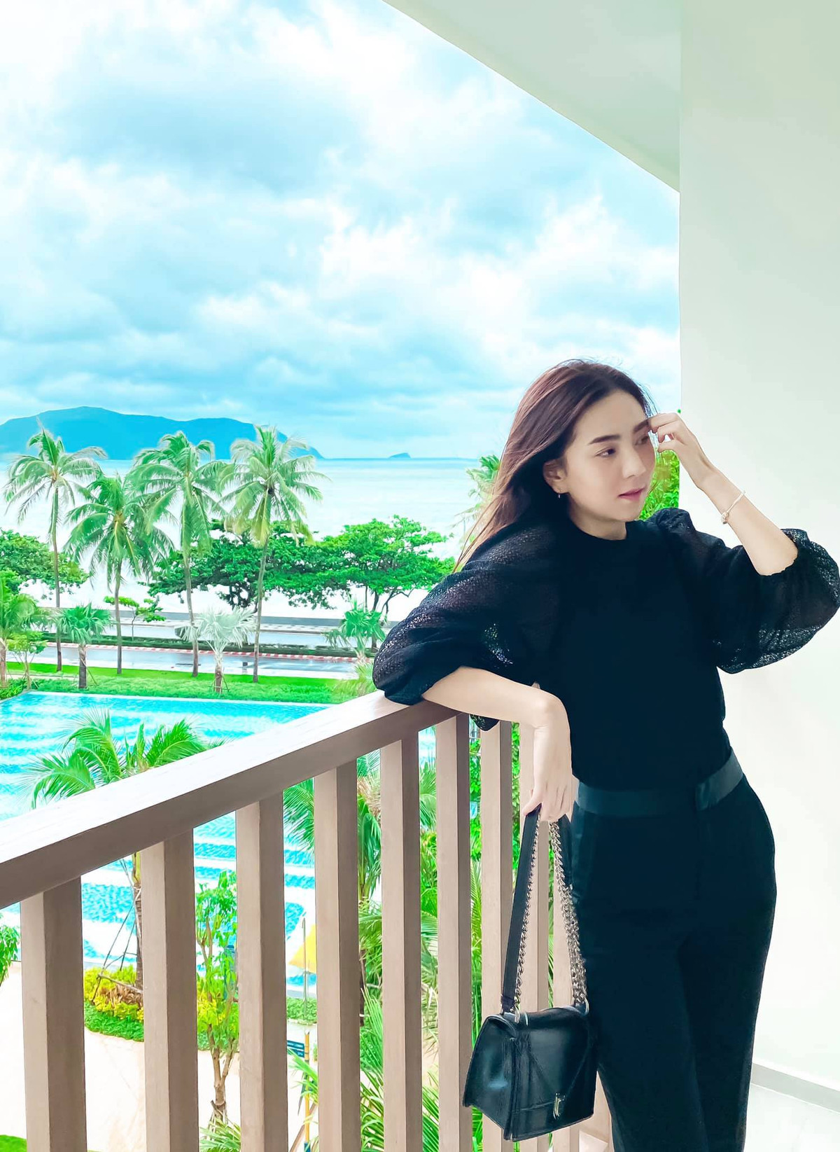 "Hồi nãy có thấy lấm tấm mồ hôi, nhưng vẫn xinh và bình tĩnh, hôm nay đẹp hơn mọi ngày, có lẽ lo và suy nghĩ nhiều, cũng có nét đẹp riêng của nó, hôm nay vậy là thành công rồi." hay "Hôm nay chị dẫn tốt và hay lắm ạ. Nếu không đọc những dòng này quả thực bản thân em cũng không biết chị bị đau bụng. Trân trọng sự cố gắng và nỗ lực của chị. Chúc chị có nhiều sức khỏe để tiếp tục với công việc ạ." là những bình luận mà dân tình động viên Mai Ngọc.