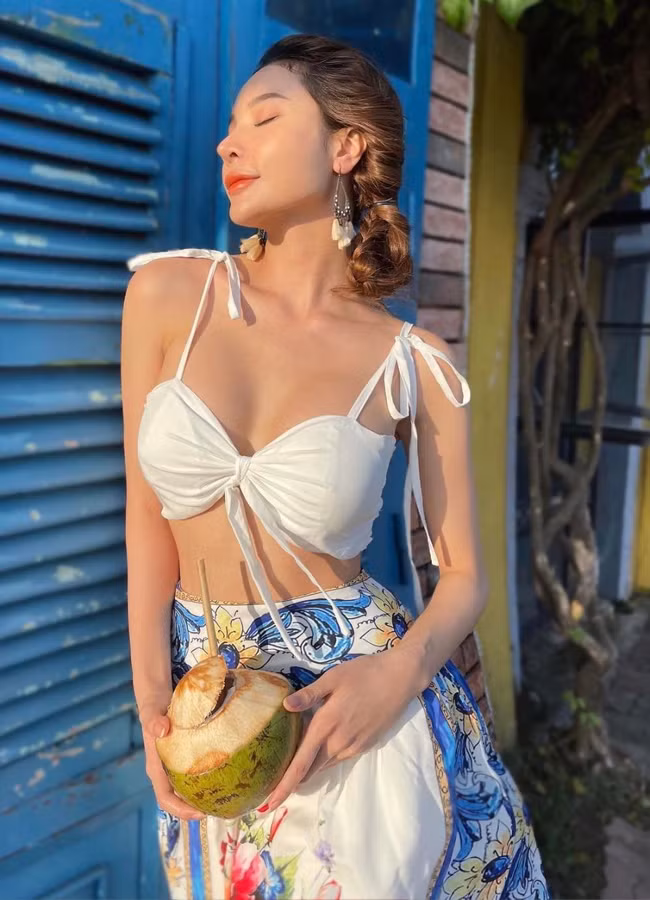 Ngoài ra, Chi Nancy còn rất yêu thích những chiếc đầm cut-out táo bạo, khoe khéo điểm vàng hình thể.