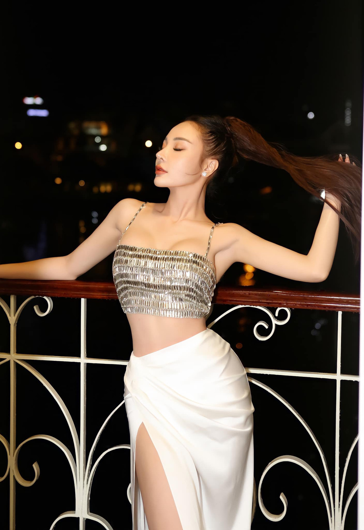 Việc mix các item có chất liệu tương đồng giúp cô nàng ghi điểm tuyệt đối vì không cầu kỳ, rườm rà mà vẫn vô cùng nữ tính.