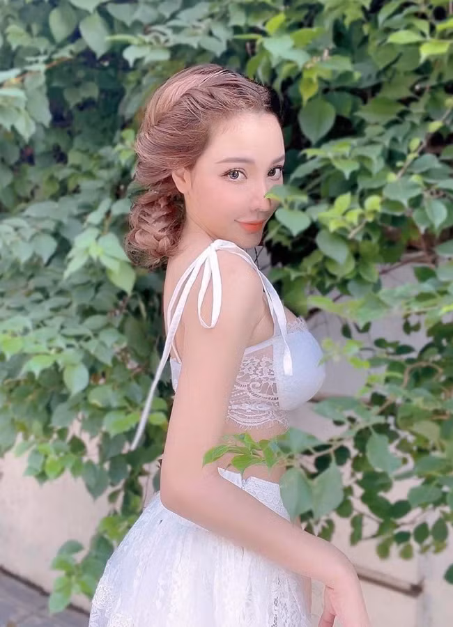 Sở hữu lối ăn vận bắt mắt, ngoài những thiết kế nửa kín nửa hở, cô nàng còn chú trọng đến việc lựa chọn màu sắc.