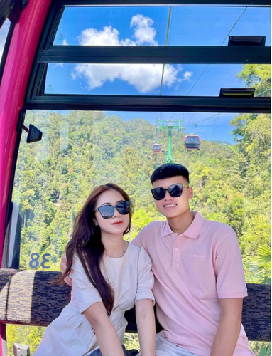 Cách đây chưa lâu, Nguyễn Văn Tùng đã đăng tải hình ảnh cầu hôn thành công bạn gái Vũ Hoàng Yến trên trang cá nhân.